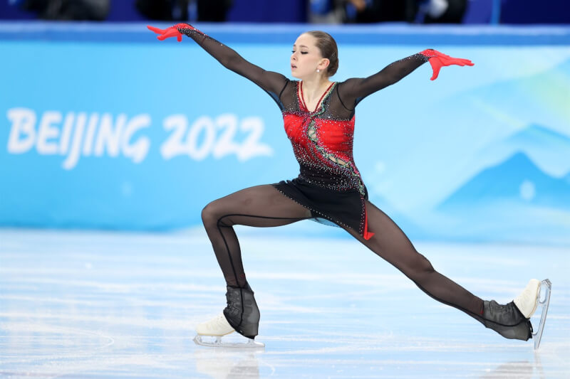 路透社報導，本屆冬奧將因其極端的COVID-19防疫手段，以及俄羅斯15歲花滑天才瓦莉娃（圖）禁藥爭議，為世人所銘記。（圖取自twitter.com/Olympics）