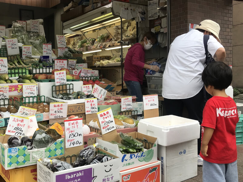 圖為日本東京商店販賣福島農產品。（中央社檔案照片）