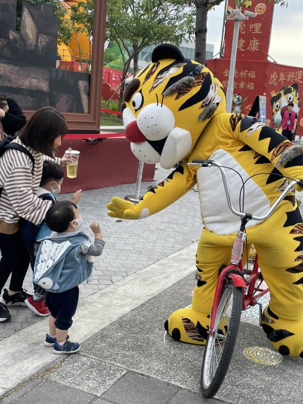 紙風車劇團過年沒放假,初一到初六都在高雄衛武營愛虎親子特區陪伴大家過新年,「愛虎」騎腳踏車繞場,與民眾同歡。(紙風車劇團提供)中央社記者趙靜瑜傳真 111年2月7日