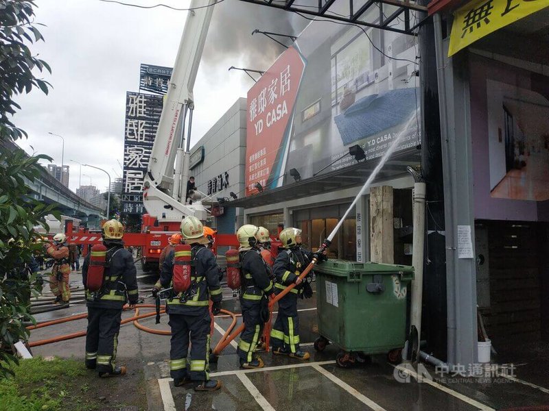 新北市泰山區新五路一段的傢俱賣場8日上午發生火警,消防局獲報派遣消防人車前往灌救。(翻攝照片)中央社記者王鴻國傳真 111年2月8日
