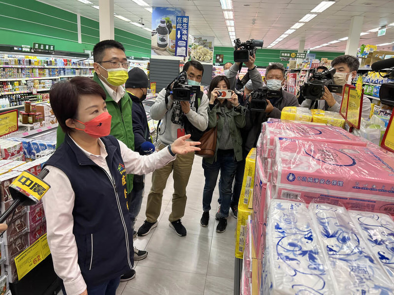 台中市長盧秀燕(左)8日率隊到超市賣場,了解雞蛋及衛生紙供應情形,現場貨架除洗選蛋供貨較少,有機雞蛋及衛生紙並無搶購現象,供貨情況正常。中央社記者郝雪卿攝 111年2月8日