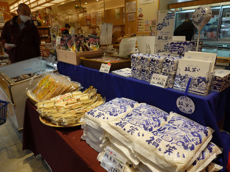 駐日代表謝長廷8日表示,他2年前已說過,台灣是反對核食(有輻射污染食品)進口,但是對於無污染的、正常的食品應進口,不該歧視。中央社記者楊明珠東京攝 111年2月8日