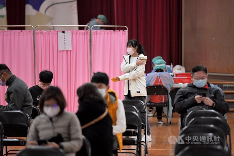 國內8日新增26例本土病例，其中4人感染源不明待釐清。圖為8日上午民眾在台北市懷生國中施打疫苗後於觀察區休息。中央社記者王飛華攝 111年2月8日