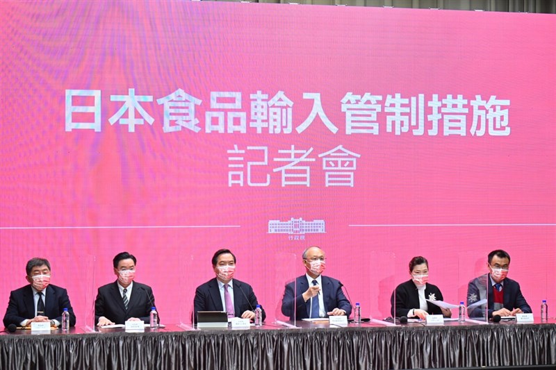 行政院8日宣布福島5縣食品有條件解禁,行政院政務委員鄧振中(右3)說,會是台灣參加CPTPP非常大的助力。(行政院提供)中央社記者陳俊華傳真 111年2月8日
