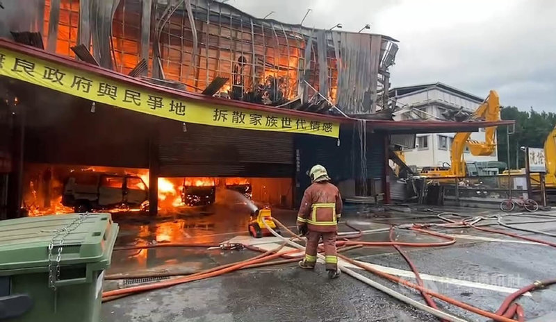 新北市泰山區新五路一段的傢俱賣場8日上午發生火警,火勢猛烈,消防局出動「消防機器人」進場灌救。(翻攝照片)中央社記者王鴻國傳真 111年2月8日
