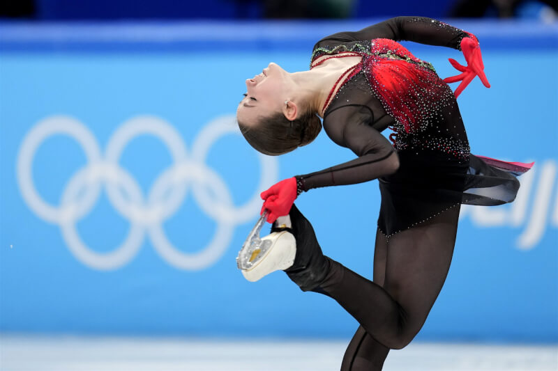 俄羅斯少女瓦莉娃7日寫下花式滑冰史新頁，成為第一位在奧運完成四周跳的女子選手。（美聯社）