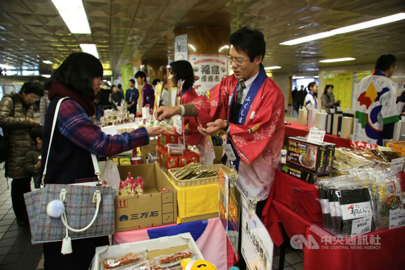 行政院發言人羅秉成表示,8日將預告調整日本福島5縣食品輸台,10天預告期後,2月下旬正式公告。圖為福島物產在東京銀座銷售。(中央社檔案照片)