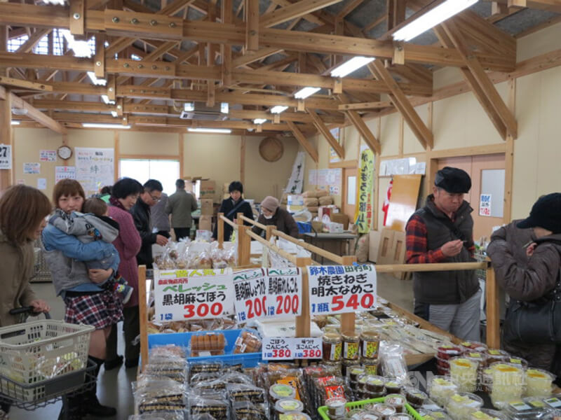 日本福島5縣食品將開放進口,專家認為,愈來愈多數據顯示,福島5縣食品和其他國家食品一樣安全,致癌風險甚至比吸菸導致肺癌風險還低。圖為福島縣郡山市農產品直銷中心。(中央社檔案照片)