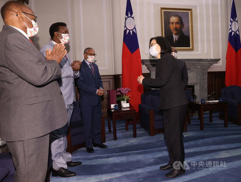 總統蔡英文(右)9日在總統府接見索馬利蘭共和國外交部長瑞格薩訪問團,向訪團成員拱手致意。中央社記者鄭傑文攝 111年2月9日
