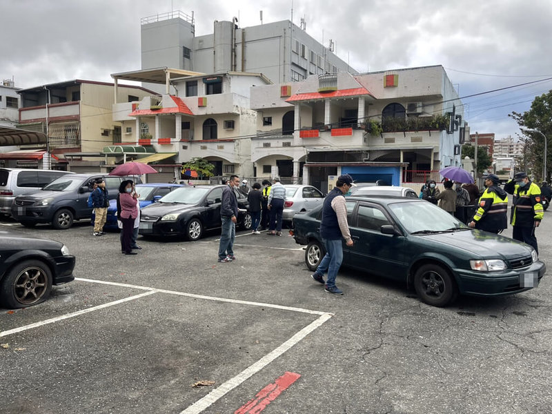 花蓮一名72歲張姓老婦9日駕駛自小客車行經花蓮慈濟醫院前方停車場時突然暴衝,連續衝撞場內8台轎車,直到撞進民宅車庫才停止,共計造成9輛車毀損,所幸無人傷亡。確切事故原因仍待警方調查。(民眾提供)中央社記者張祈傳真 111年2月9日
