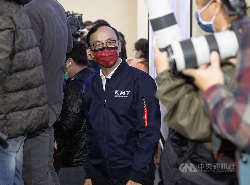 國民黨9日下午在中央黨部舉行中常會,將討論縣市長提名辦法等議題,黨主席朱立倫(中)出席主持。中央社記者謝佳璋攝 111年2月9日