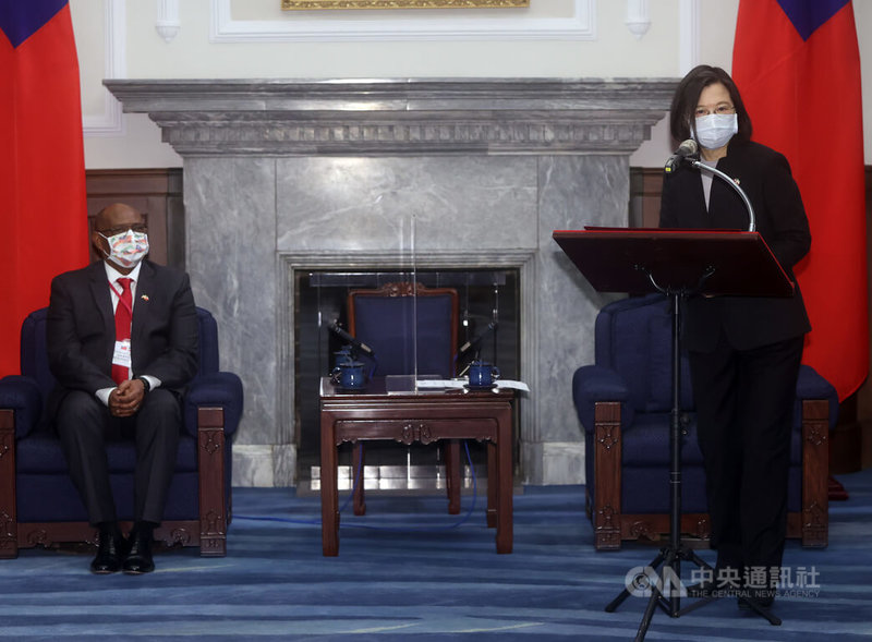 總統蔡英文(右)9日在總統府接見索馬利蘭外交部長瑞格薩(H.E. Dr. Essa Kayd Mohamoud)(左),蔡總統致詞時提到,新朋友已變成好朋友,索馬利蘭成為台灣在東非地區拓展非洲計畫重要據點。中央社記者鄭傑文攝 111年2月9日