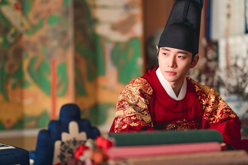 韓國男團2PM成員李俊昊在古裝劇「衣袖紅鑲邊」中，飾演深情帝王正祖爆紅，被粉絲封為「最帥君主」。（friDay影音提供）中央社記者葉冠吟傳真 111年2月9日