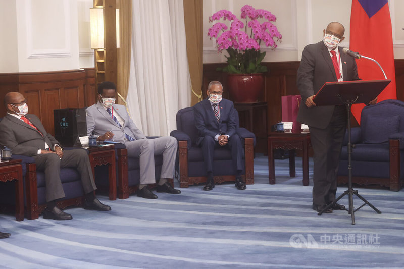 總統蔡英文9日接見索馬利蘭共和國外交部長瑞格薩(H.E. Dr. Essa Kayd Mohamoud)(右)訪問團;瑞格薩致詞表示,索馬利蘭有權與其他國家建立和平友好外交關係,任何脅迫無助區域與世界和平。中央社記者鄭傑文攝 111年2月9日