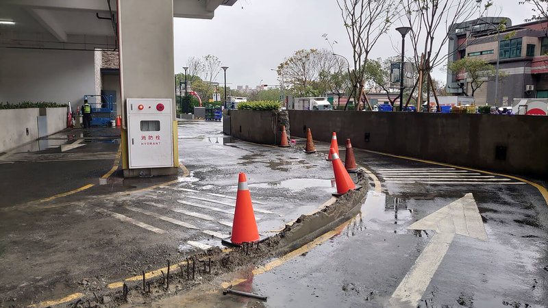 遠東百貨竹北店試營運期間,因內部停車場動線設計不良,車輛通行困難,新竹縣政府9日表示,已協調遠百針對地下停車場出口車道進行改善,拆除右側機車道矮牆,並增加標線畫製,以增加辨識。(新竹縣政府提供)中央社記者郭宣彣傳真 111年2月9日