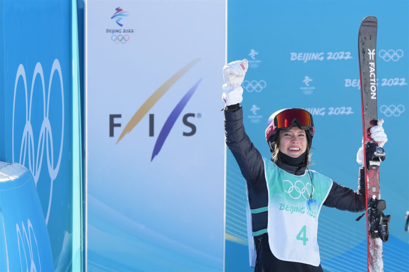 美國出生的18歲滑雪選手谷愛凌代表中國隊出賽,8日拿下北京冬奧金牌。(中新社)