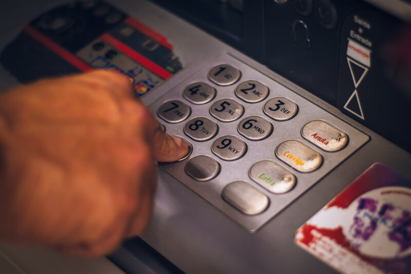 財金公司表示，規劃在10月22日與23日凌晨4時辦理「ATM跨行服務系統主備中心切轉演練」，屆時跨行服務將暫停15到30分鐘。（示意圖／圖取自Unsplash圖庫）