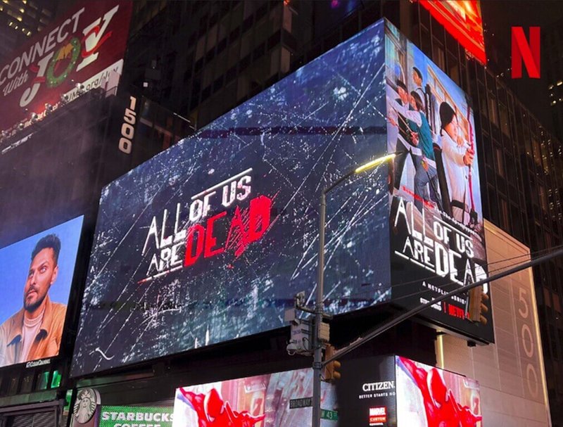 韓國驚悚劇集「殭屍校園」上線10天攻進Netflix全球94個市場排行榜TOP 10，還登上美國紐約時報廣場大型廣告看板，創下輝煌紀錄。（Netflix提供）中央社記者葉冠吟傳真 111年2月10日