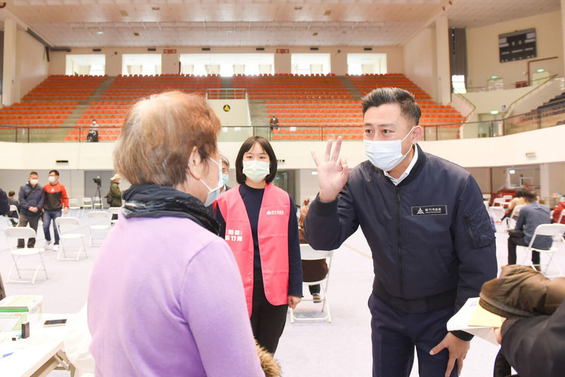 根據衛生福利部最新疫苗統計資料,新竹市75歲以上在籍長輩第一、第二劑疫苗涵蓋率達81.4%、74.7%,名列本島第一。圖為新竹市長林智堅(右)前往疫苗施打站,視察長輩接種疫苗情形。(新竹市政府提供)中央社記者魯鋼駿傳真 111年2月10日