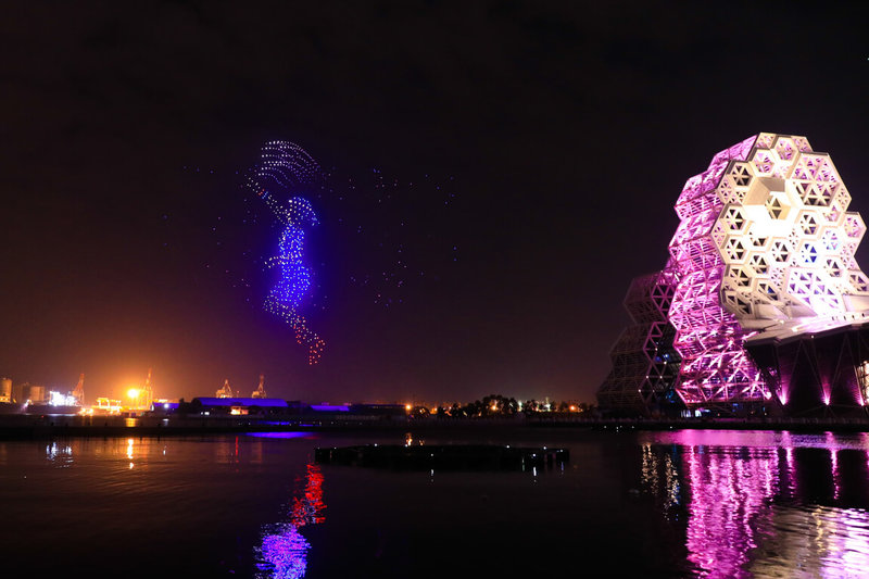 2022台灣燈會全台首創以1500台無人機推出大型展演,其中還有高雄出身的球后戴資穎擊球身影,帶觀眾重溫東京奧運的感動。(高雄市政府提供)中央社記者曾以寧傳真 111年2月10日