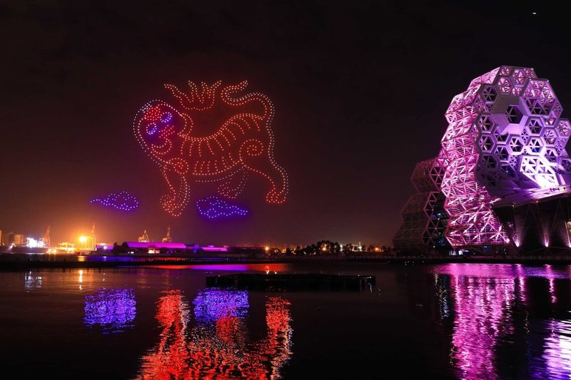2022台灣燈會全台首創以1500台無人機推出大型展演,9日晚間在高雄港愛河灣試飛,圖樣設計融合源自「藍地黃虎旗」的黃虎等台灣視覺元素。(高雄市政府提供)中央社記者曾以寧傳真 111年2月10日