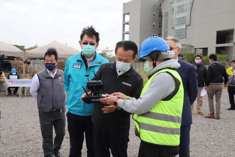 嘉義縣長翁章梁（前右2）前往「無人機AI創新應用研發中心」視察硬體改裝工程，並瞭解無人機起降操作。（嘉義縣政府提供）中央社記者蔡智明傳真 111年2月10日