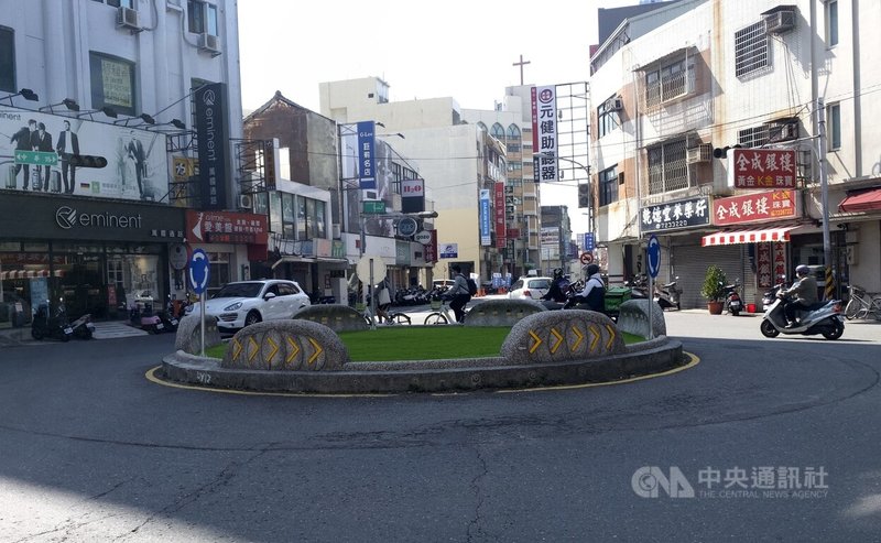 彰化市「三角公園」蓮花座被拆除後鋪設人工草皮,加上原有底座上的水泥突出物,有民眾認為造型像墓園,市公所指出,如果民意無法接受,會考慮拆除水泥突出物。中央社記者吳哲豪彰化攝 111年2月10日
