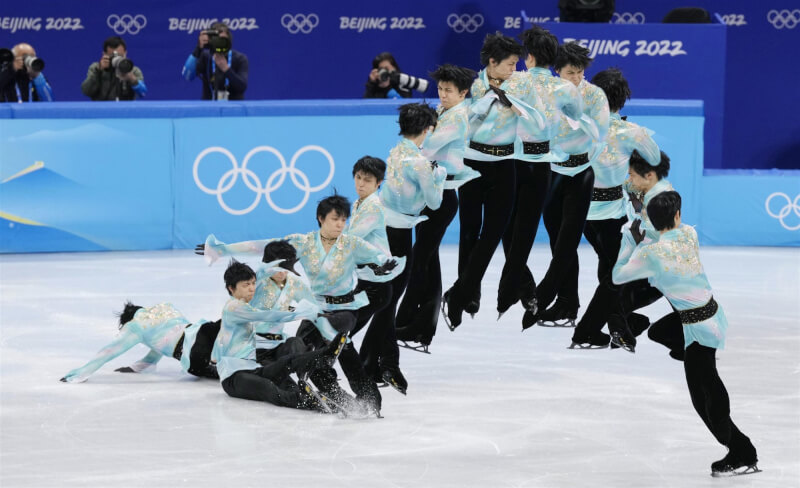 羽生結弦在北京冬奧挑戰3連霸失利,但成為史上跳出4周半跳的第一人。圖為羽生結弦挑戰4周半跳的分解動作。(共同社)