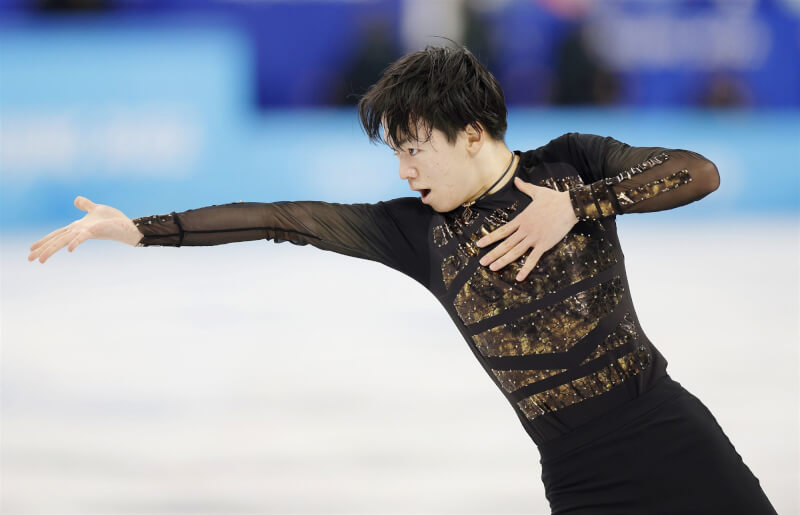 日本18歲小將鍵山優真在北京冬奧刷新自己紀錄，以總分310.05分拿下銀牌。（共同社）