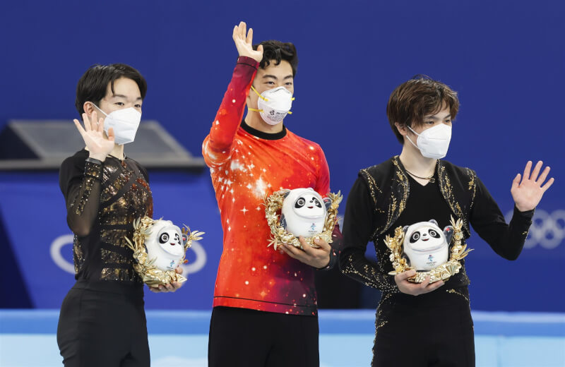 男子花滑由美國華裔選手陳巍（中）奪金，日本選手鍵山優真（左）、宇野昌摩（右）分別拿下銀牌和銅牌。（共同社）