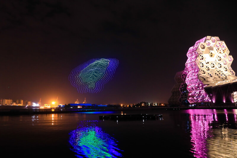 2022台灣燈會全台首創以1500台無人機推出大型展演,9日晚間在高雄港愛河灣試飛。(圖取自facebook.com/bravo.Kaohsiung)
