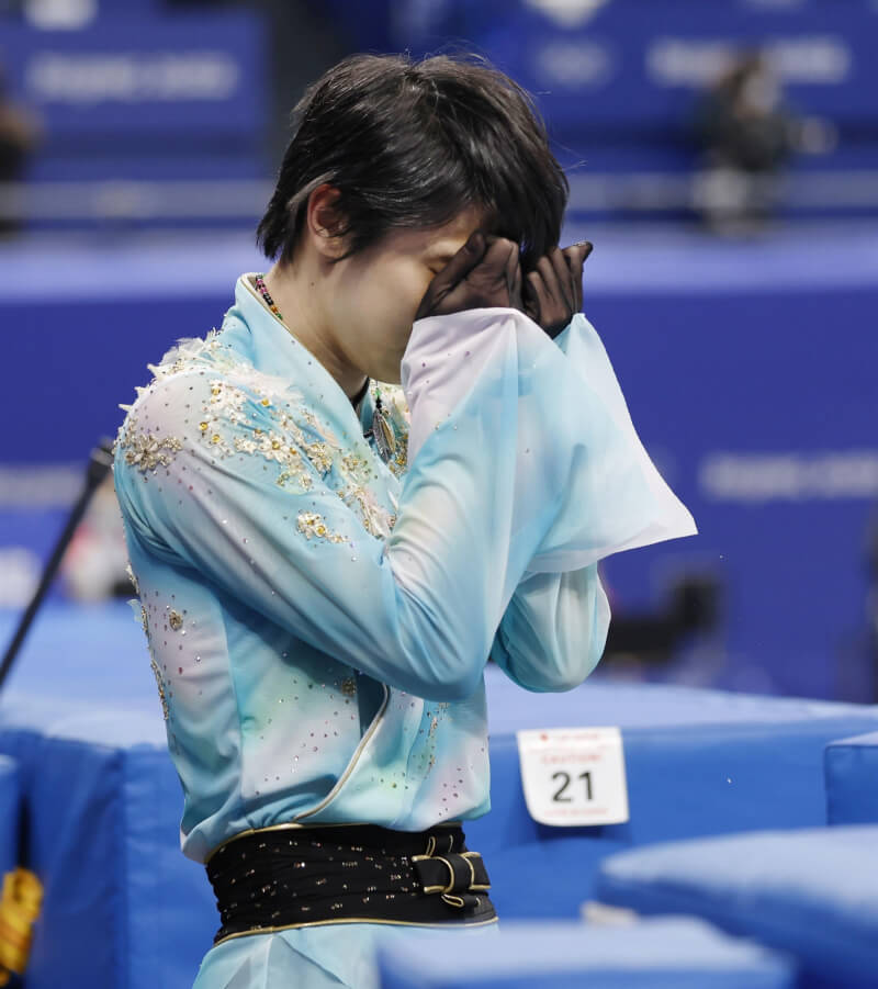 羽生結弦10日賽後用雙手碰觸賽場的冰，並輕輕靠在臉上。（共同社）