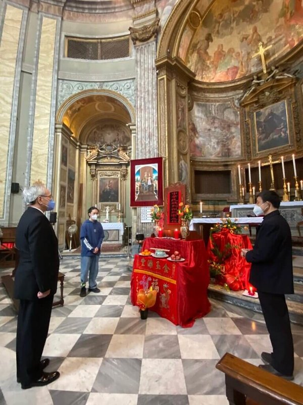 駐教廷大使李世明(左)日前應邀前往羅馬華人聖堂彌撒,主持祭祖儀式。(駐教廷大使館提供)中央社 111年2月10日