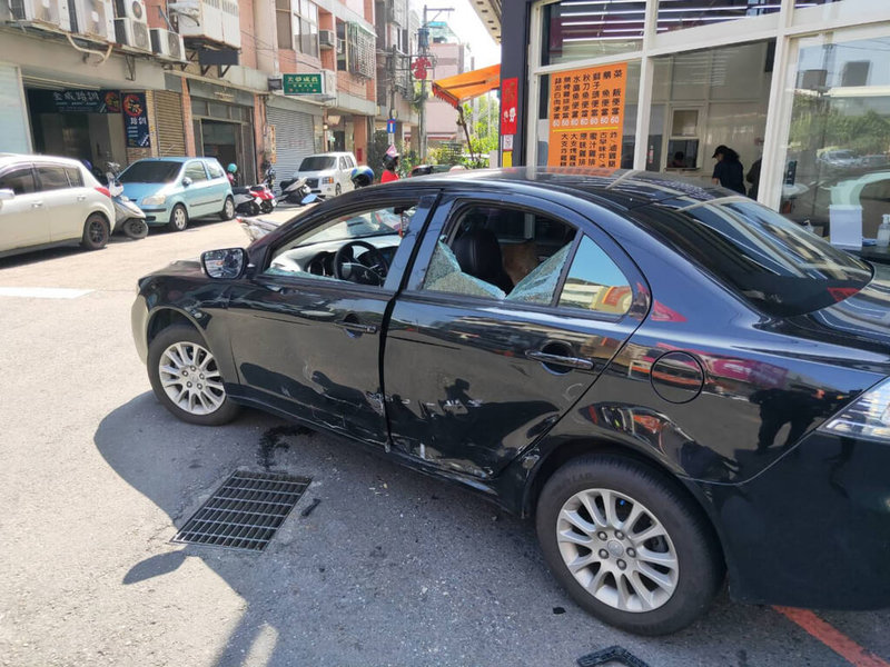 台中市2輛自小客車11日發生行車糾紛,雙方人馬下車鬥毆,車窗玻璃被擊碎,其中1人遭男子持西瓜刀砍斷2根手指送醫,持刀男子犯案後逃逸,警方已鎖定逃逸車輛追緝中。(民眾提供)中央社記者蘇木春傳真 111年2月11日