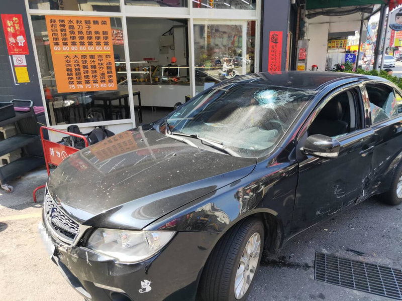 台中市張姓男子11日率眾要找廖姓男子追討債務,雙方開車到太平區一處路口下車發生鬥毆衝突,車窗玻璃被擊碎,車輛毀損。(民眾提供)中央社記者蘇木春傳真 111年2月11日