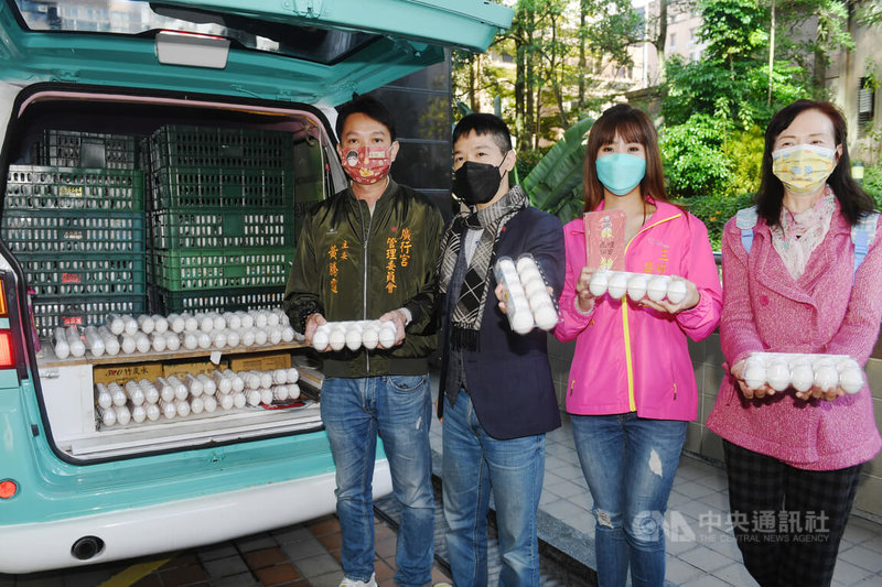 民進黨立委何志偉(左2)11日上午在立法院舉辦「寒冬送暖,孩子營養好」記者會,與三峽廣行宮主委黃騰霆(左1)捐贈雞蛋給弱勢孩童,希望在市場較為缺蛋的時間點上,還是可以讓孩童們吃得健康營養。中央社記者施宗暉攝  111年2月11日