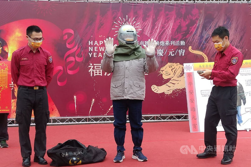 台南市政府與鹽水武廟11日舉辦蜂炮活動宣傳記者會,公布今年蜂炮活動的舉辦形式,並安排消防人員示範穿著安全防護裝備。中央社記者楊思瑞攝 111年2月11日