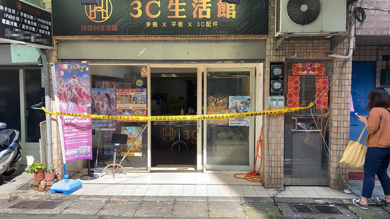 新北市中和區莒光路一處通訊行11日發生命案，店長鍾姓男子疑與前店長有經營糾紛，遭多人聯手毆打致死，警方已鎖定嫌疑人追緝。（民眾提供）中央社記者黃旭昇新北傳真  111年2月11日