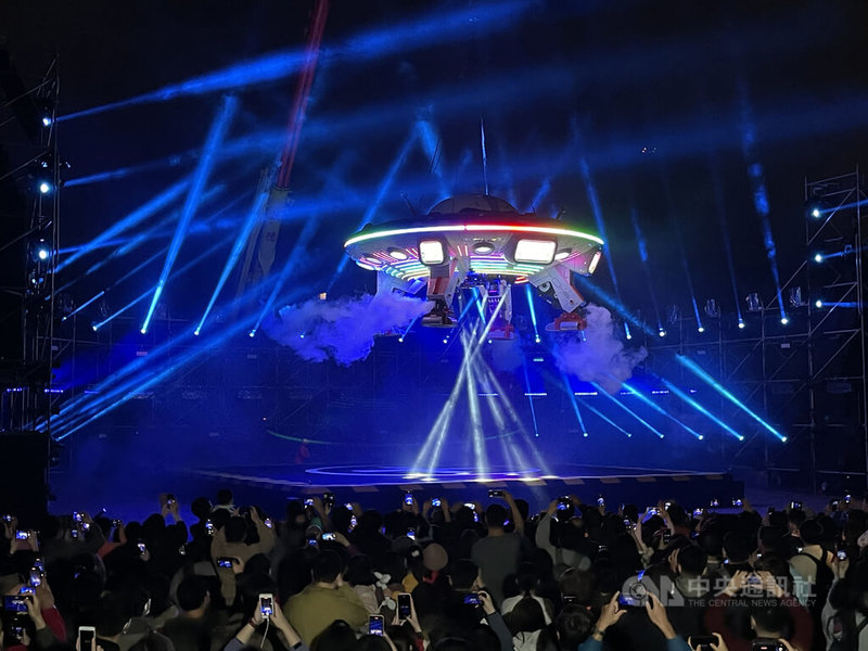 2022台北燈節主燈TAIPEI 40宇宙飛船精彩聲光秀12日晚間震撼登場,在群眾圍觀中,飛船在聲光效果及音樂節奏搭配下緩緩升空,帶起全場氣氛。中央社記者王飛華攝 111年2月12日