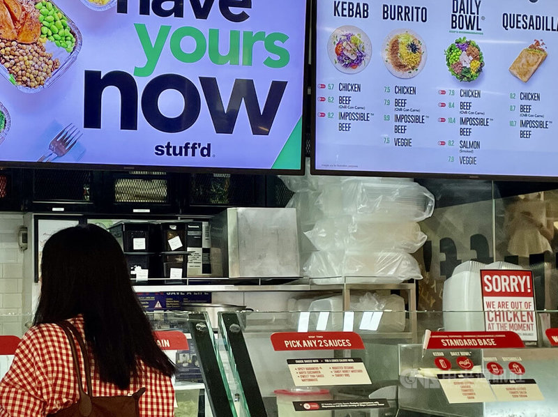 全球興起「替代食物」風潮,新加坡也不例外,當地一家捲餅連鎖店就有販售植物肉餐點。攝於1月27日。中央社記者侯姿瑩新加坡攝 111年2月12日