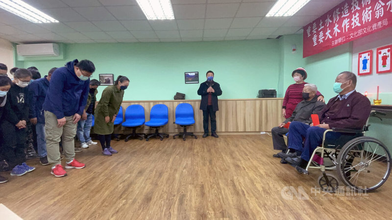 19名熱愛傳統建築修復者12日在金門依循古禮,向「人間國寶」莊西勢(坐者左)和翁水千(坐者右)行拜師禮,將展開近半年的土水修造(瓦作)、大木作技術傳習課程。中央社記者黃慧敏攝 111年2月12日
