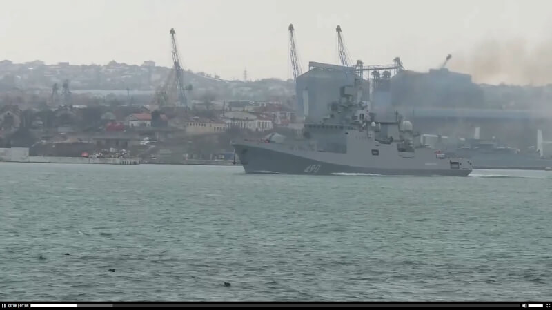 俄羅斯黑海艦隊所屬的30多艘船艦在克里米亞半島附近展開演訓,俄羅斯新聞社報導,俄軍船艦已「按照演習計畫」離開艦隊總部塞凡堡與諾沃羅西斯克港口。(圖取自俄羅斯國防部網頁mil.ru)