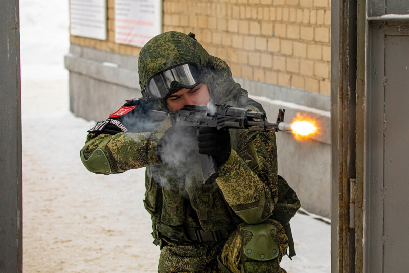 俄羅斯與烏克蘭的軍事對峙情勢升高,外交部12日呼籲在烏克蘭境內留學及工作的僑民儘速離開。圖為俄羅斯軍人。(圖取自facebook.com/mod.mil.rus)