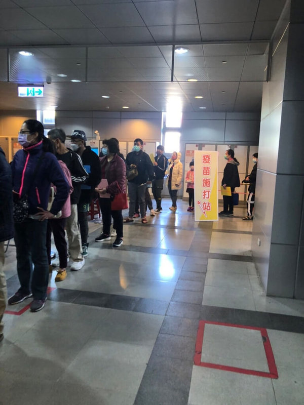 屏東縣政府12、13日分別在屏東、潮州火車站開設莫德納疫苗速打站,採隨到隨打,因10日出現本土確診個案,民眾施打意願激增,包括12日下午與13日的施打場次,從原定600人調升為1000人。(屏東縣政府提供)中央社記者李卉婷傳真 111年2月12日
