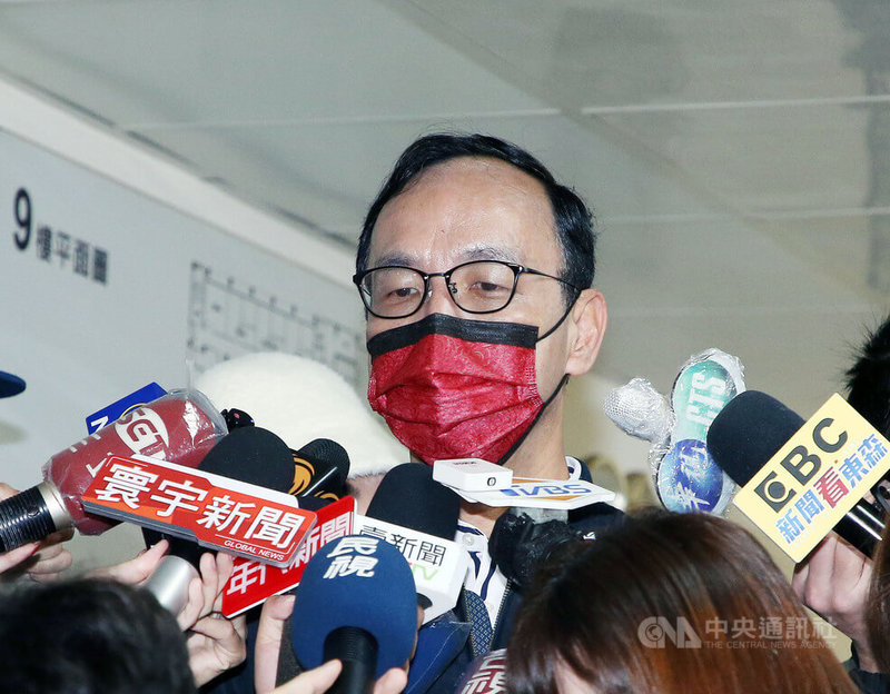 藍白合議題近日引發討論,國民黨主席朱立倫(圖)12日表示,他這幾天在包括核食等各項民生議題及政治議題,都呼籲在野黨勢力一定要團結在一起;有更多的議題合作,在未來選舉工作上,能夠彼此協調合作,才能夠爭取更多的勝選。中央社記者郭日曉攝 111年2月12日