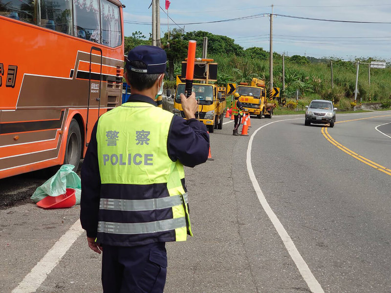 一輛花蓮客運13日上午行經花東海岸公路台11線90.5公里處時,失控衝撞路旁耕耘機、小貨車、機車,直到撞及民宅才停住,所幸未造成傷亡。(台東縣警察局提供)中央社記者李先鳳傳真 111年2月13日