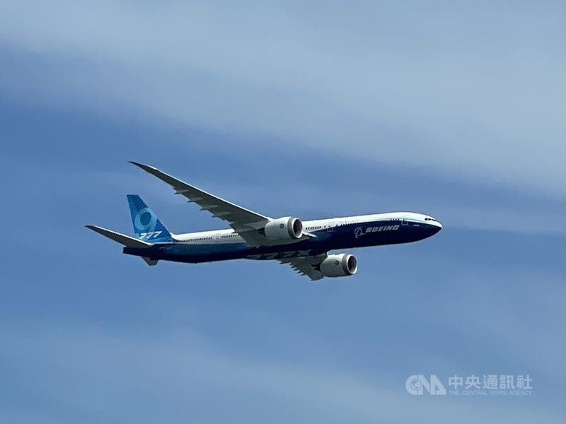 新加坡航空展將登場,主辦單位13日開放媒體觀看飛行表演項目,波音公司派出一架B777-9客機帶來飛行秀。中央社記者侯姿瑩新加坡攝 111年2月13日