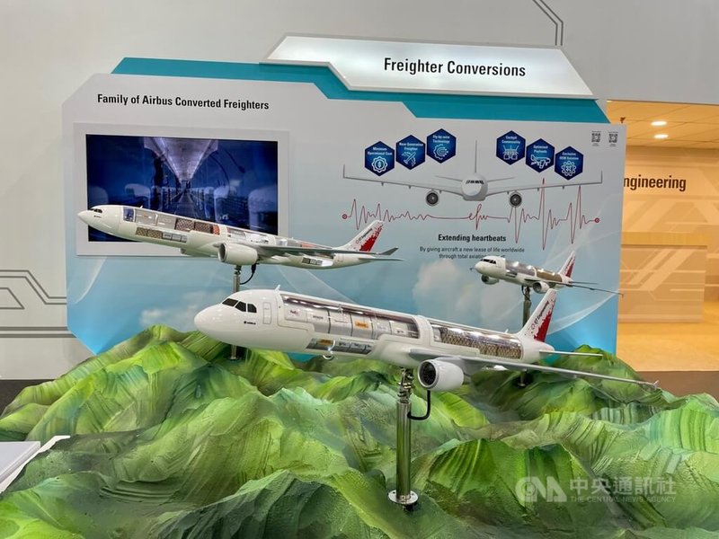 新加坡航空展即將登場,最大參展廠商新科工程展出項目包括客機改成貨機的技術。新科工程指出,疫情下貨運需求高,客機改成貨機訂單隨之增加,圖為展示品。中央社記者侯姿瑩新加坡攝 111年2月13日