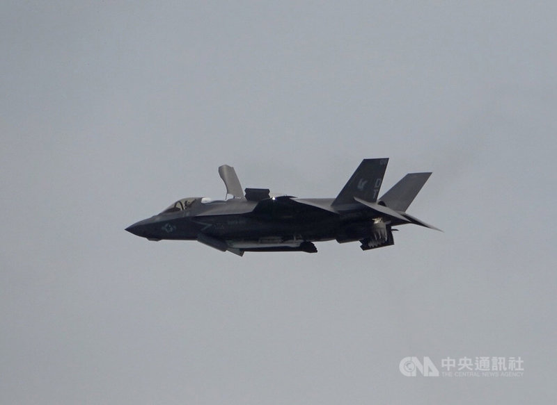 新加坡航空展即將登場,主辦單位13日開放媒體觀看飛行表演項目,其中包括美軍派出F-35B匿蹤戰機表演飛行特技。中央社記者侯姿瑩新加坡攝 111年2月13日