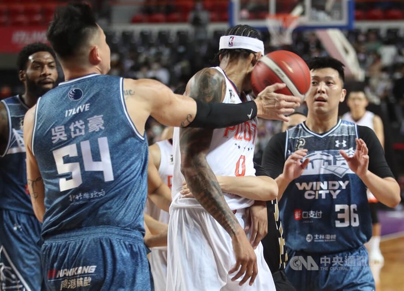 台灣職籃聯盟P. LEAGUE+（簡稱PLG）12日在新竹縣立體育館由桃園領航猿隊與新竹街口攻城獅隊交手，攻城獅吳岱豪（前左）比賽第2節與領航猿隊洋將羅賓森（Devin Robinson）（中白衣）爭搶籃板引爆衝突，吳岱豪倒地起身後將球砸向羅賓森。中央社記者張新偉攝 111年2月12日